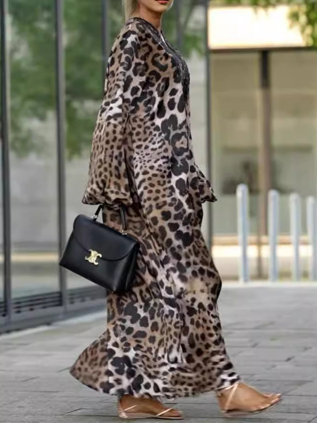 Dame maxikjole med leopardmønster og elegante detaljer Stilla