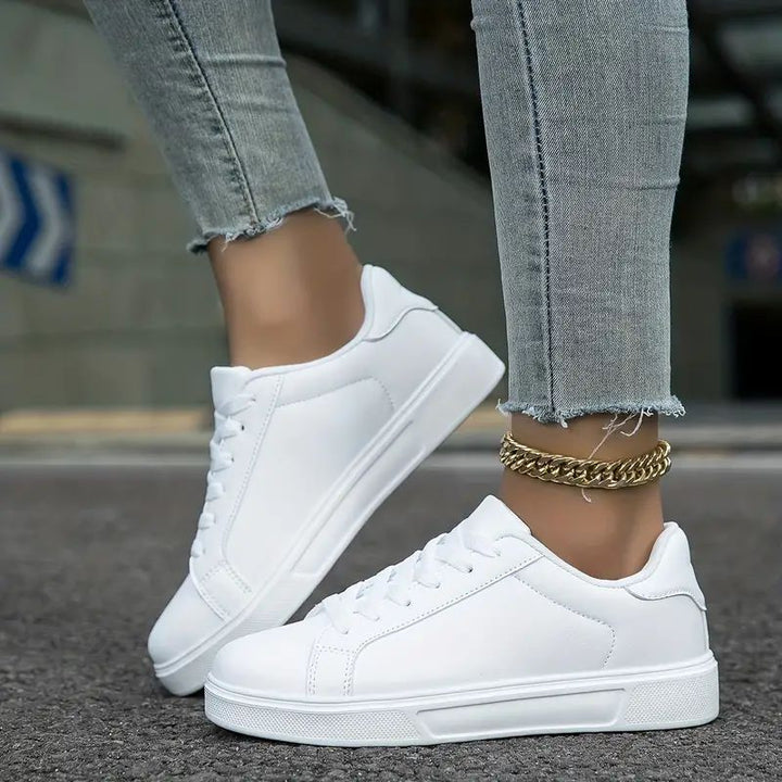 Dame nan minimalistiske sneakers i vegansk læderlook med polstret komfortsål Skovae