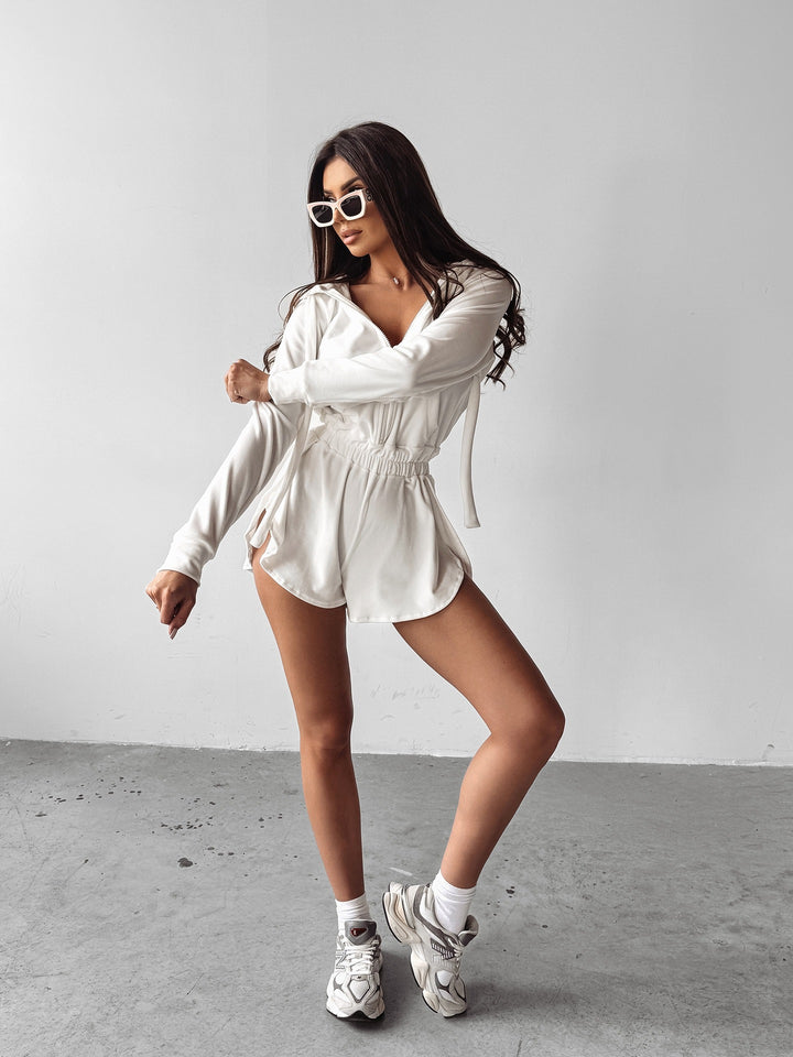 Kvinders sporty kort overall med moderne stående krave og elastisk talje Skovae
