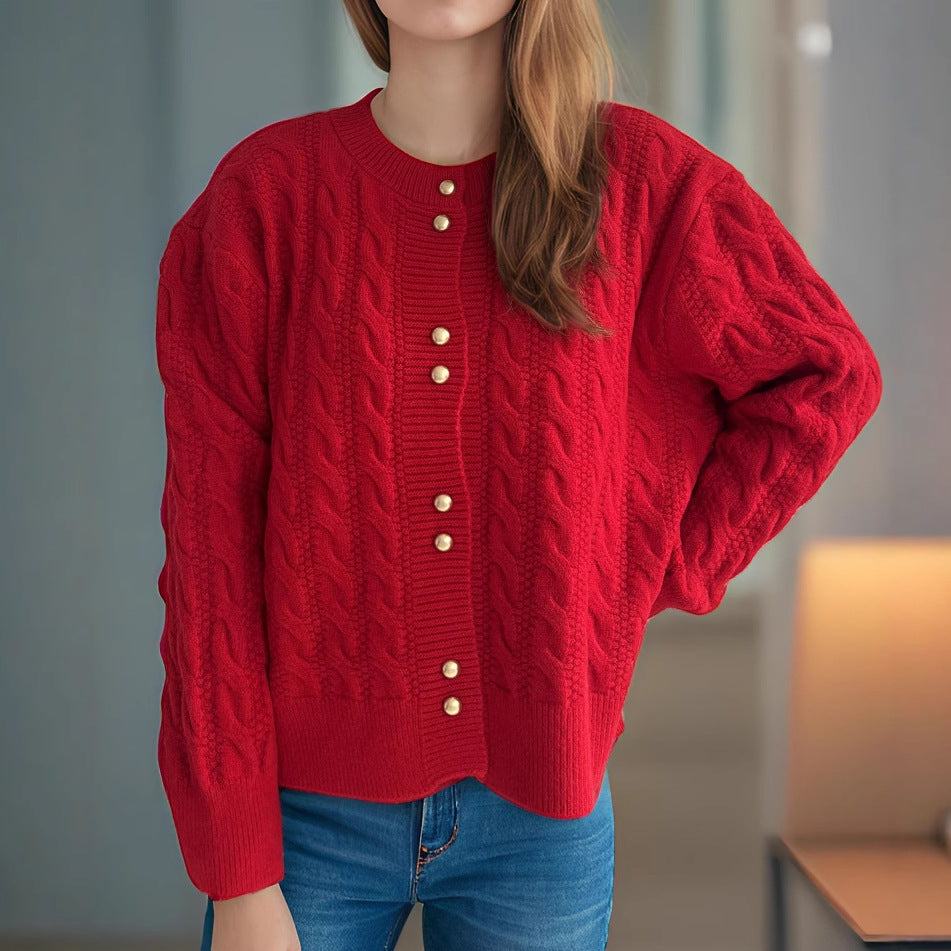 Dame cardigan med kabelmønster og elegante perleknapper Stilla