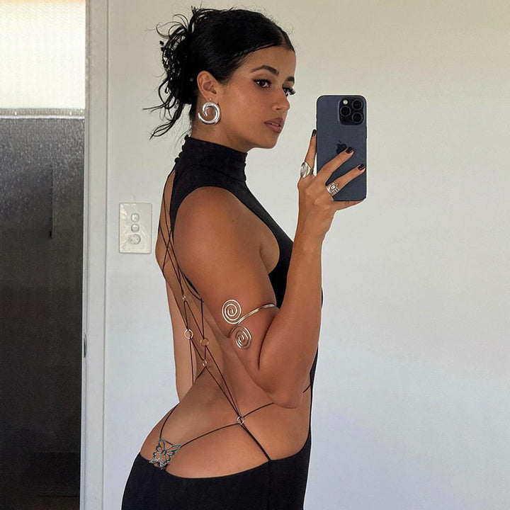 Damer tætsiddende aftenkjole med stålkrave og cut-outs Skovae