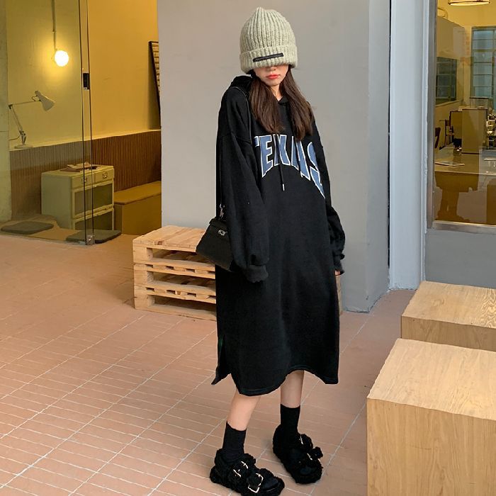 Dame hoodie kjole med fashionable print og sidelæg Skovae