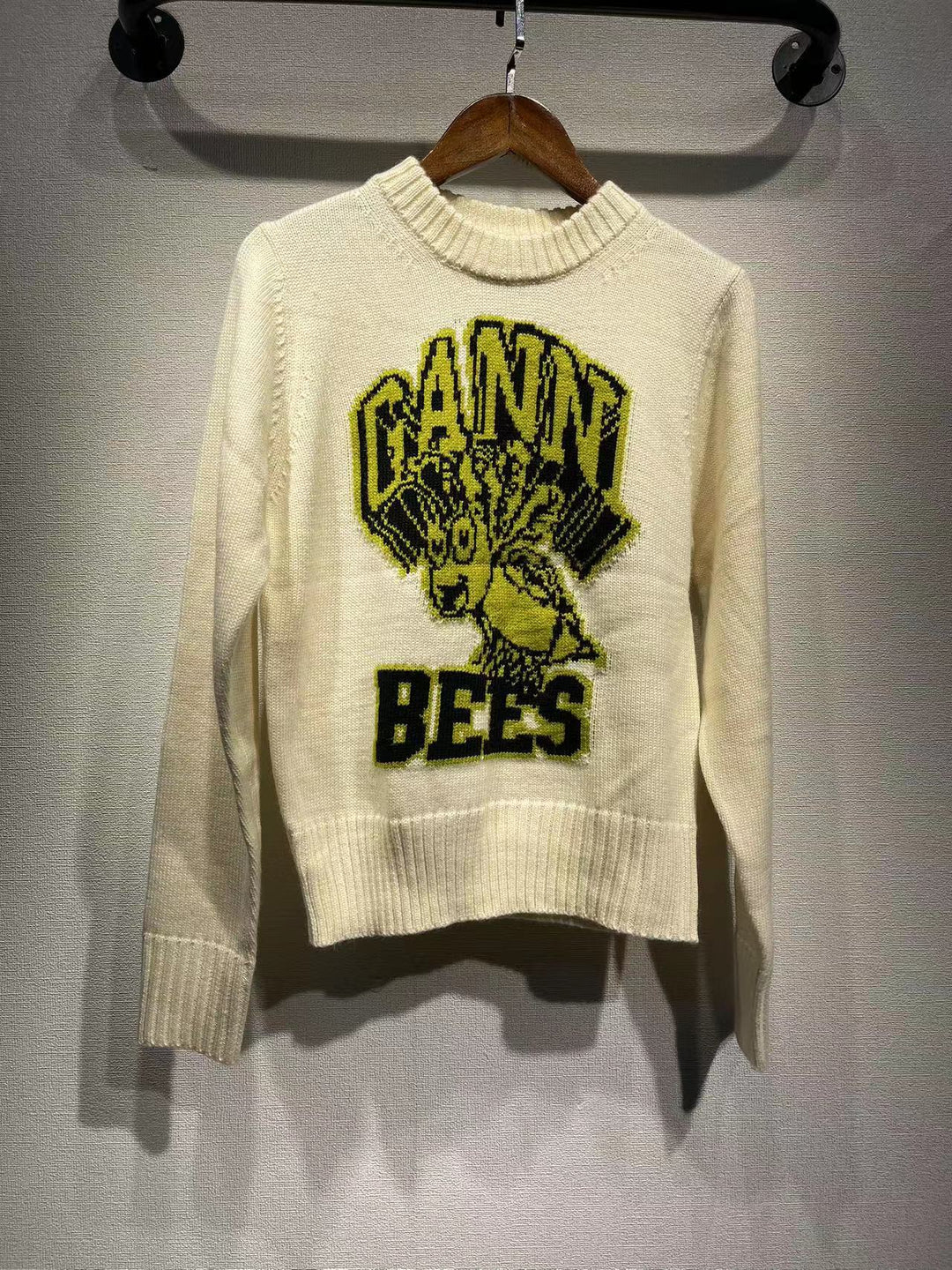 Dame sweater med unikt grafisk strikdesign og kvalitetsmateriale Stilla