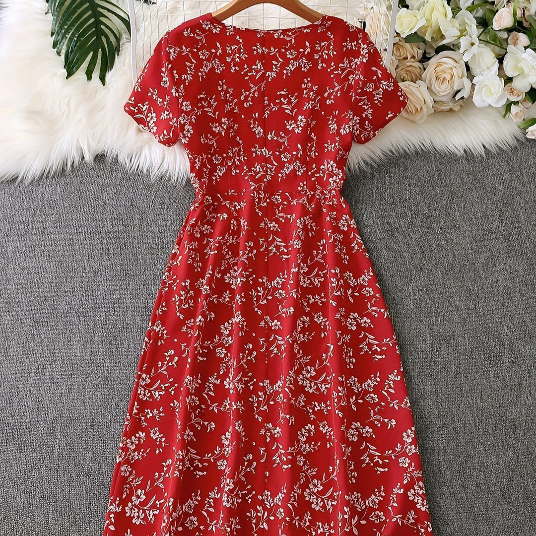 Dame knapkjole med blomsterdesign og svajende kant Stilla