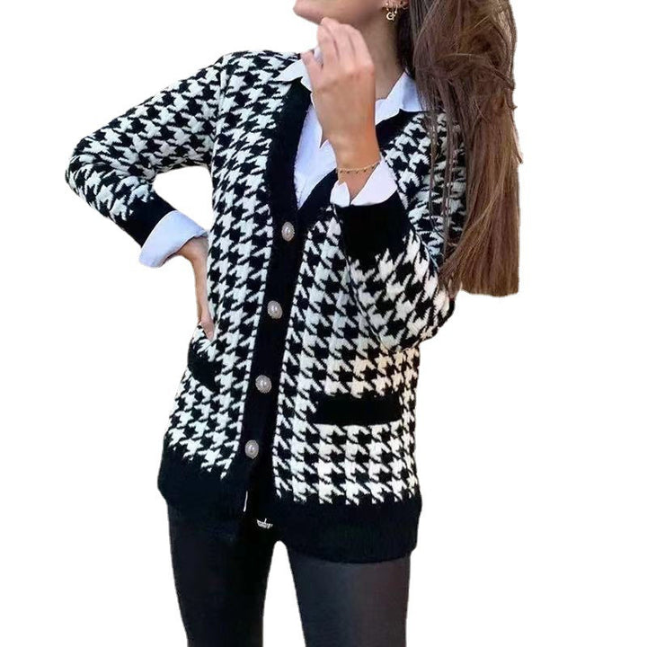 Kvindernes fashionable strikkede cardigan med stilfuldt houndstooth mønster og store knapper Stilla
