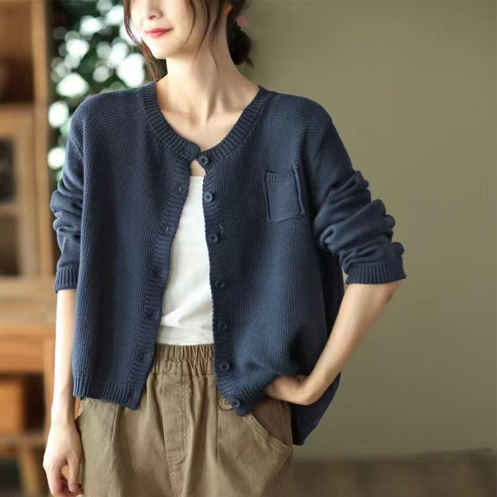 Women's lightweight knit cardigan with button closure and practical pockets Stilla