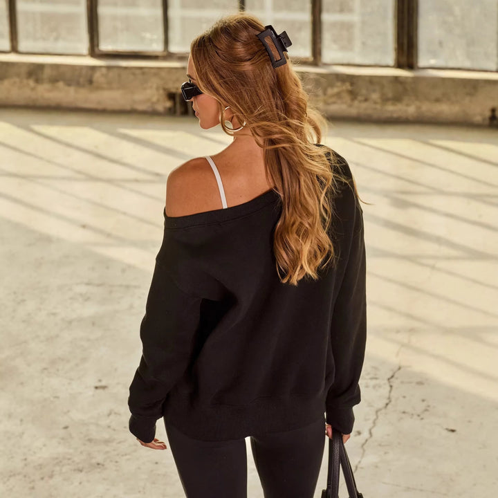 Kvinders afslappede off-shoulder sweater med brede ærmer og fashionable accenter Skovae