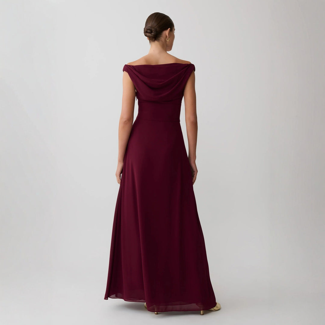 Dame Glamourøst Maxikjole med off-shoulder design og elegant drapering Skovae