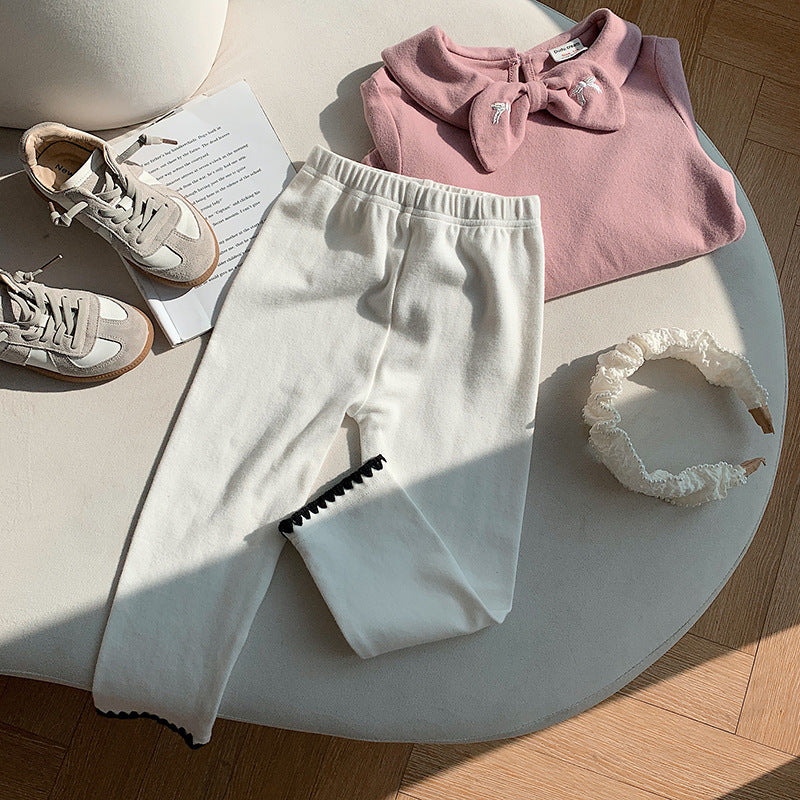 PigeStylish bomuldsoberdel med flæsekant og matchende bukser Stilla
