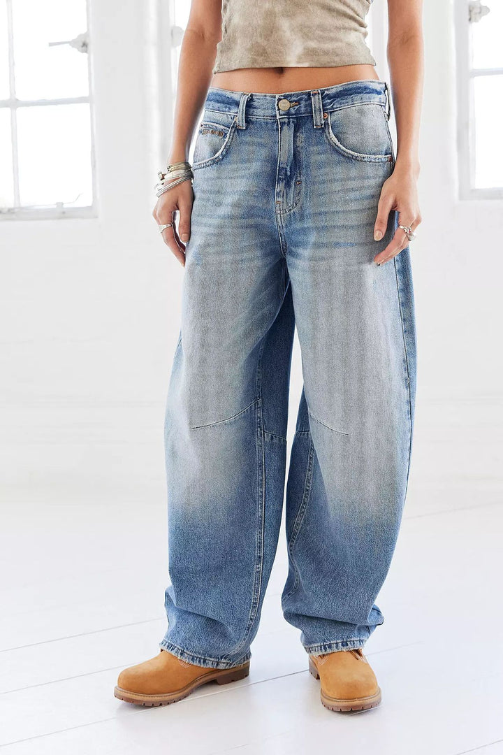 Dame løst skåret jeans i en afslappet stil med fashionable detaljer Skovae