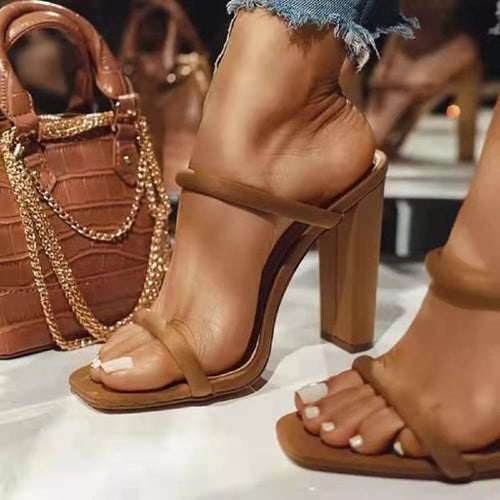 Dame nan elegante glid-sandal med firkantet tåparti slanke remme og stabil blok hæl Skovae