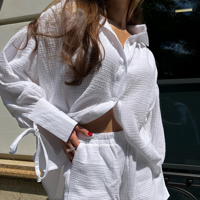 Dame let fritidssæt lavet af åndbart materiale med afslappede shorts og oversized skjorte Stilla