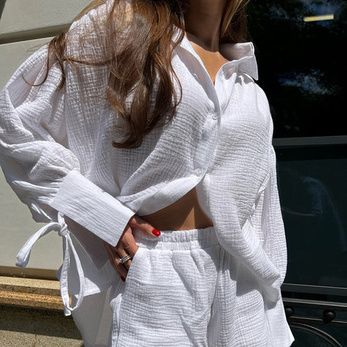 Dame let fritidssæt lavet af åndbart materiale med afslappede shorts og oversized skjorte Stilla