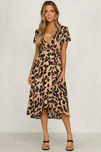 Dame wrap kjole med modetrendy leopardmønster og asymmetrisk kant Stilla