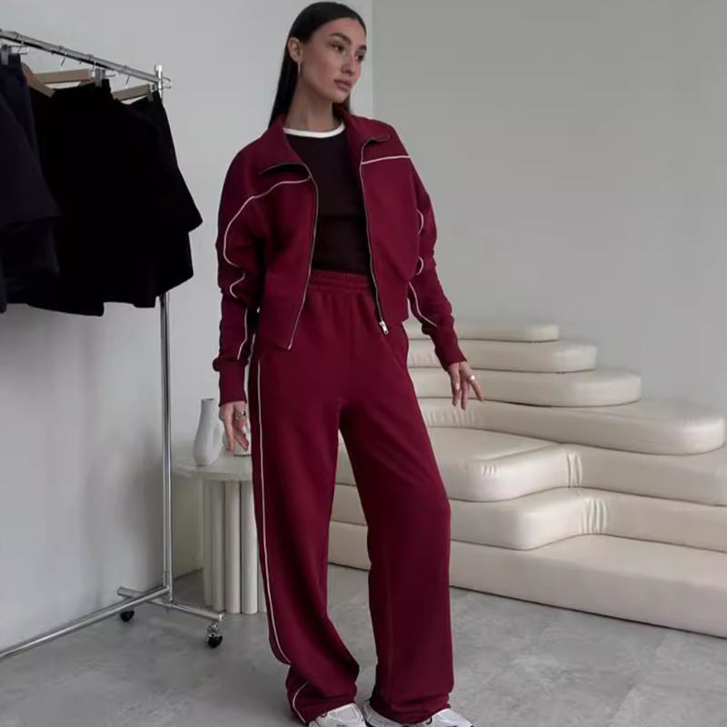 Kvinders sporty to-delt i et afslappet look med en stilfuld højtstående krave og praktiske lommer Skovae