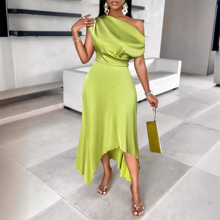 Dame asymmetrisk maxikjole med elegant one-shoulder design og flydende stof Stilla