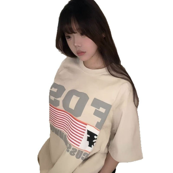 Dame Oversized T-shirt med sporty grafisk design og urban flair Stilla