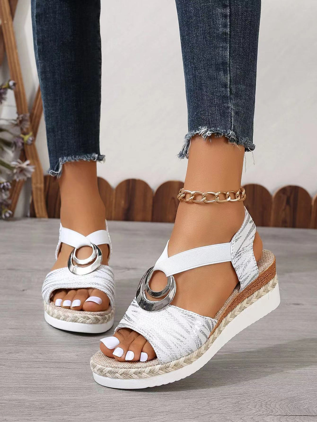 Dame Plateau-sandaler med moderigtige kryds-beklædning og elegante smykke-elementer Stilla