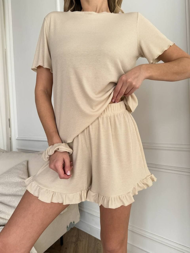 Kvinders afslappede pyjamas lavet af ribbet strik med flæser