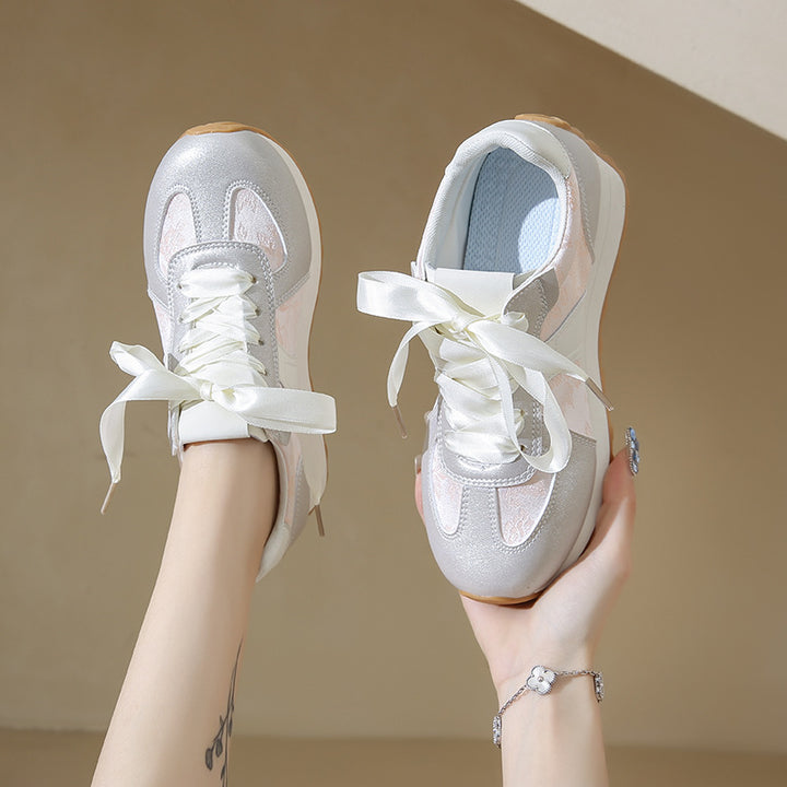 Dame Stilfulde Sneakers med glitrende overmateriale og fashionable satin snørebånd Stilla