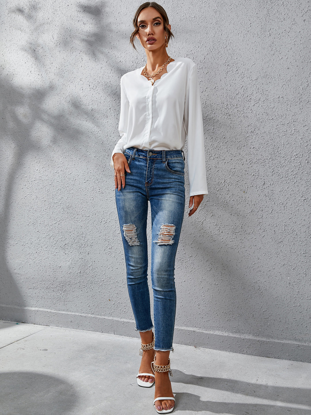 Dame elegant bluse med moderigtigt V-udskæring og skinnende stof Stilla