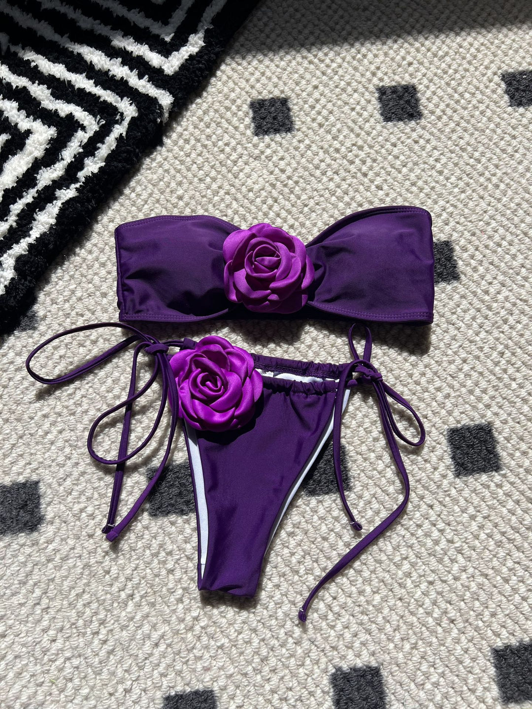 Dame bikini-sæt med elegante blomsterapplikationer Stilla
