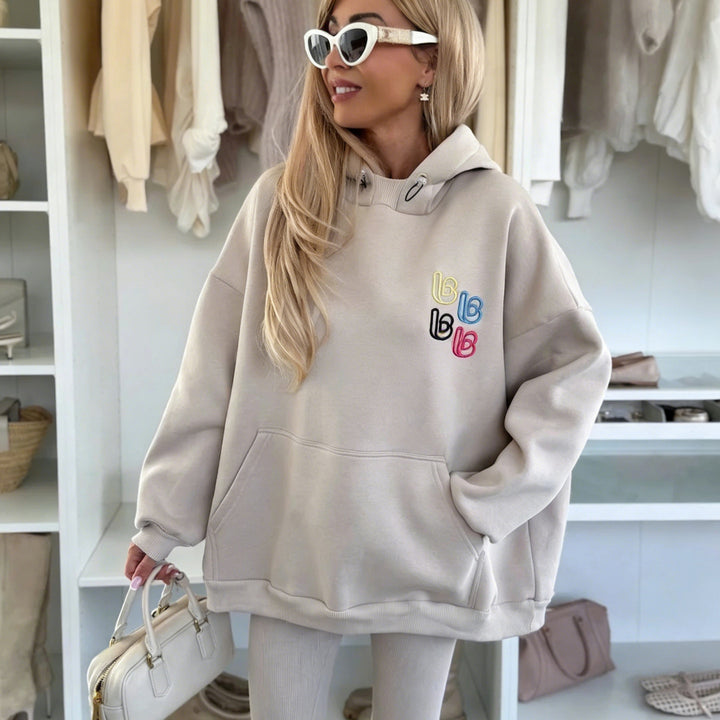 Kvinders afslappede oversized hættetrøje med farverigt logo og kengurulomme Skovae