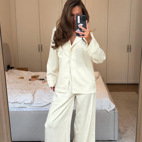 Dame natsæt i højkvalitets satin med elegant design Stilla