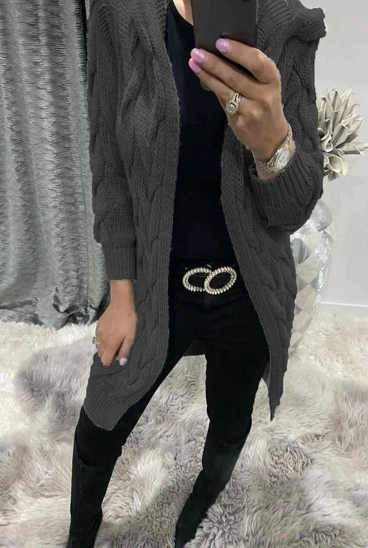 Kvindernes chunky strikket cardigan med nostalgisk cablestruktur og praktiske lommer Stilla