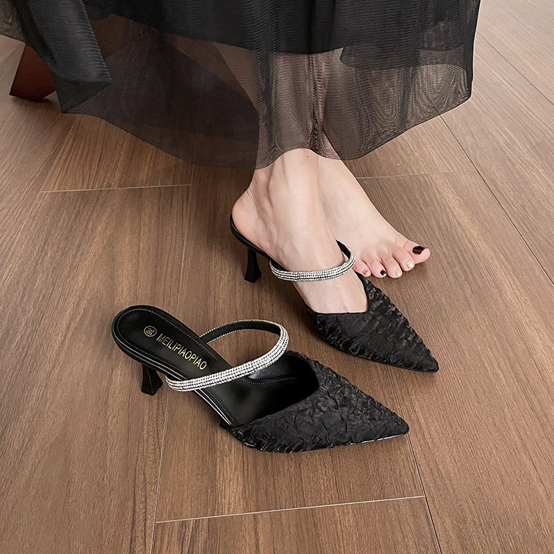 Dame elegante Sling-Pumps med dekorativ rufflestruktur og glitrende rem Stilla