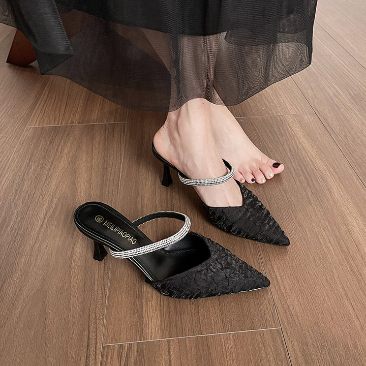 Dame elegante Sling-Pumps med dekorativ rufflestruktur og glitrende rem Stilla