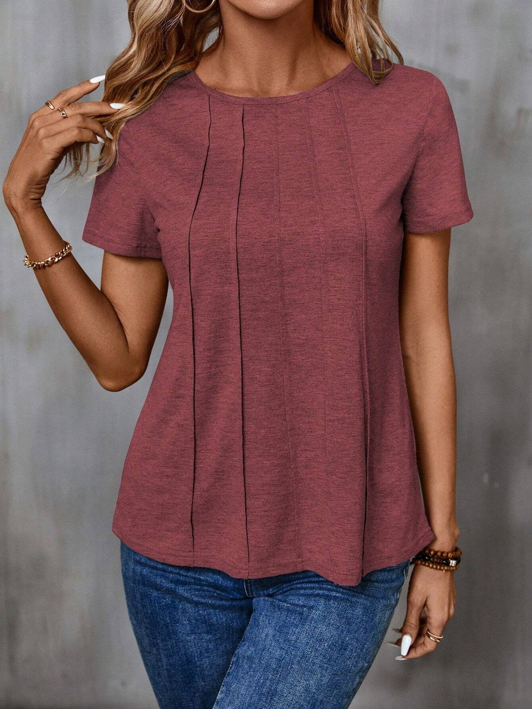 Dame afslappet T-shirt med struktureret design og sidelæggede folder Skovae