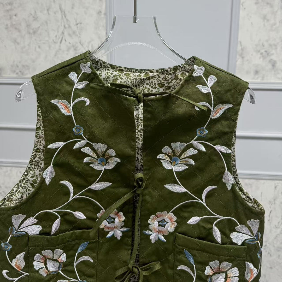 Dame strikvest med kunstnerisk blomsterbroderi og praktiske lommer Stilla