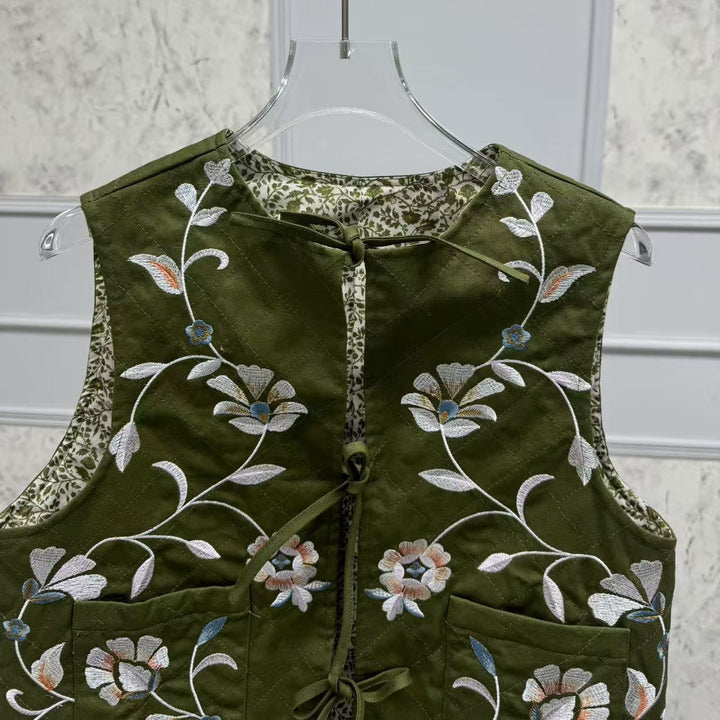 Dame strikvest med kunstnerisk blomsterbroderi og praktiske lommer Stilla