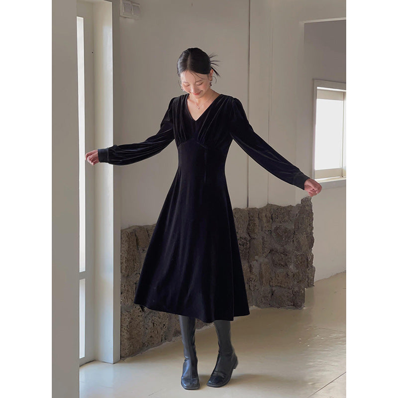 Dame elegant og flydende velourkjole med langærmet Stilla