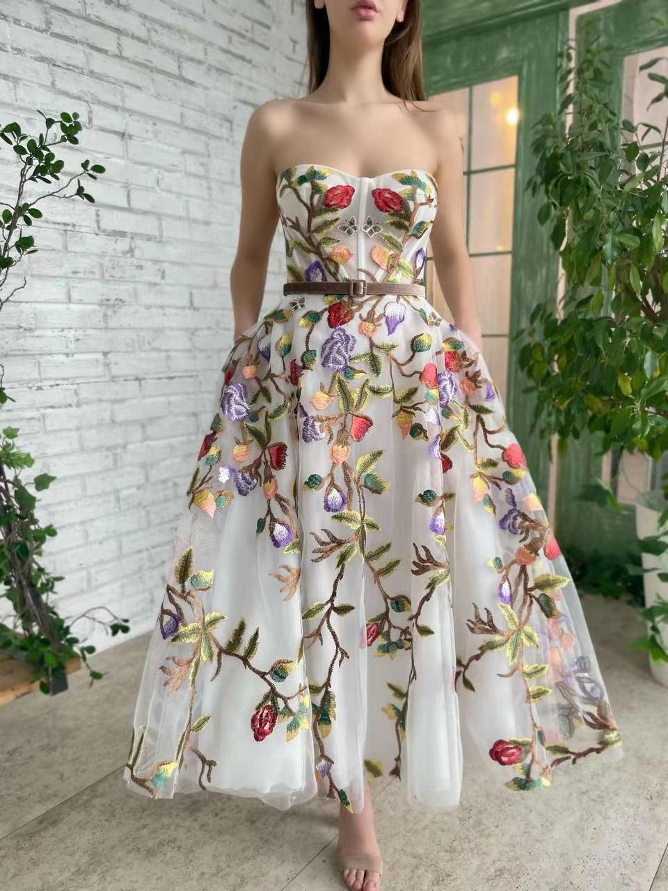 Dame elegant og detaljeret broderet aftenkjole Stilla