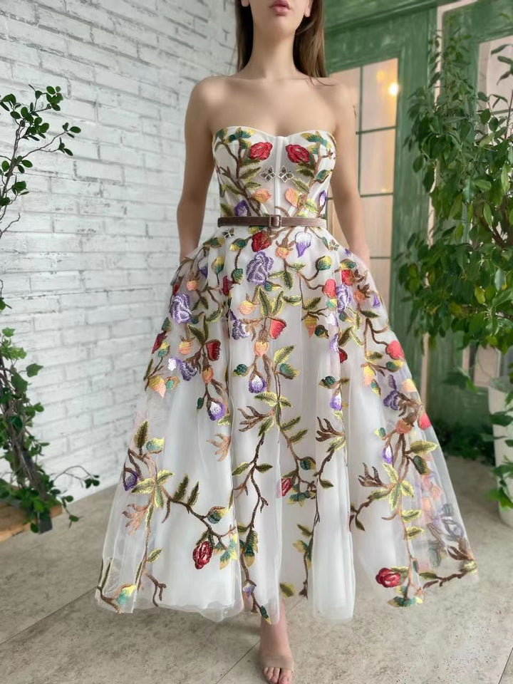 Dame elegant og detaljeret broderet aftenkjole Stilla
