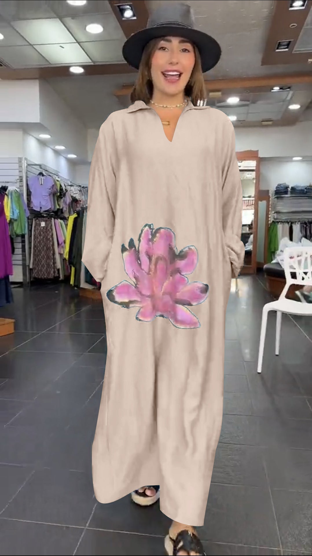 Dame Kaftan-kjole med blomsterdesign og praktiske sidelommer Stilla