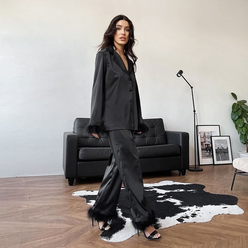 Dame Elegant Satin-Pyjamasæt med luksuriøse kunstpelsdetaljer Stilla