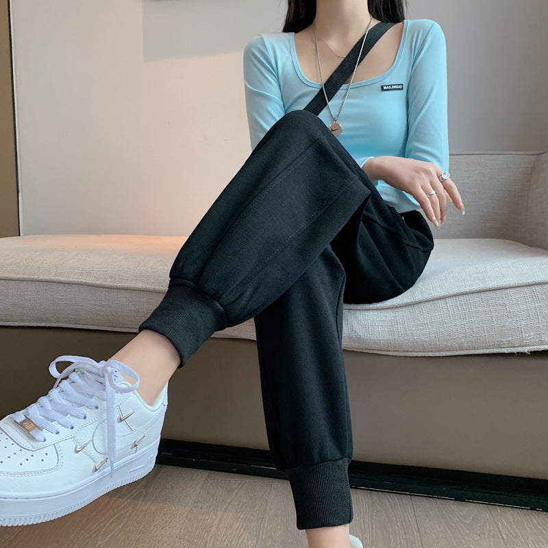 Kvindernes sporty loungewear sæt med cropped top og afslappede sweatpants Stilla