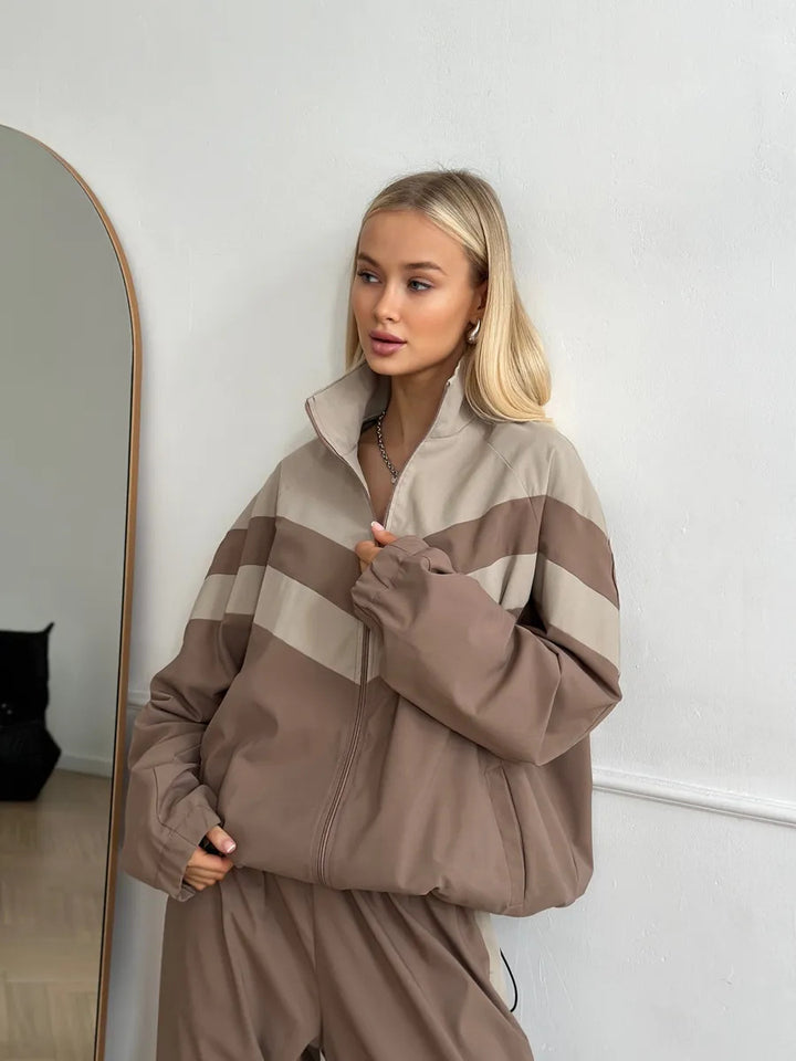 Kvinders sporty quiltet jakke med høj krave og moderne design Skovae