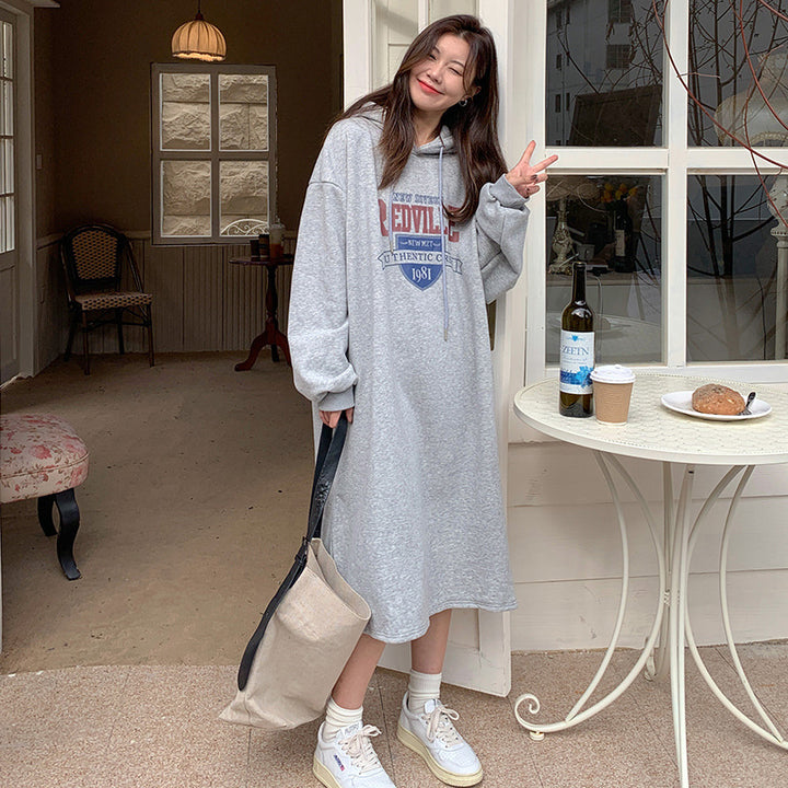 Kvindernes hoodie kjole med afslappet snit og stilfuldt grafisk print Skovae