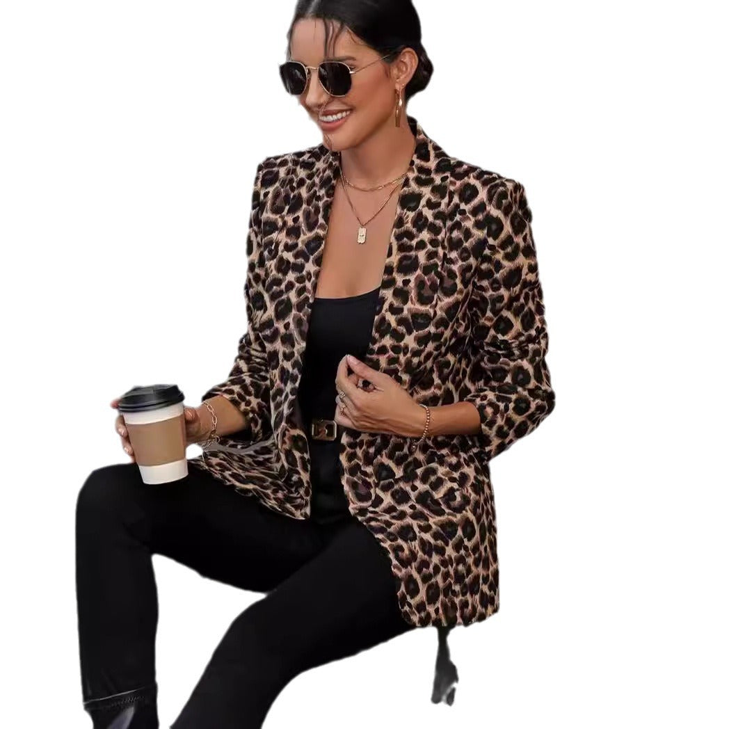 Kvinders blazer i trendy dyreprint med elegante kraver og praktiske lommer