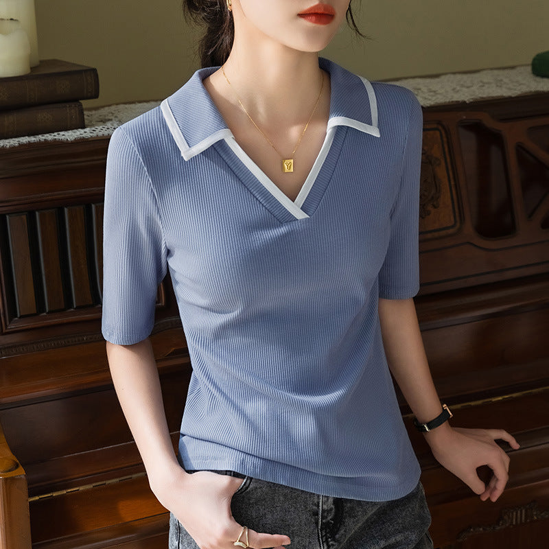 Dame Polo-Shirt med elegant V-udskæring og stilfulde kontrastdetaljer Stilla