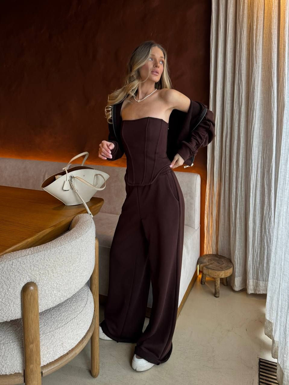 Kvinders sporty jumpsuit med stilfuld bustier og hoodie Skovae