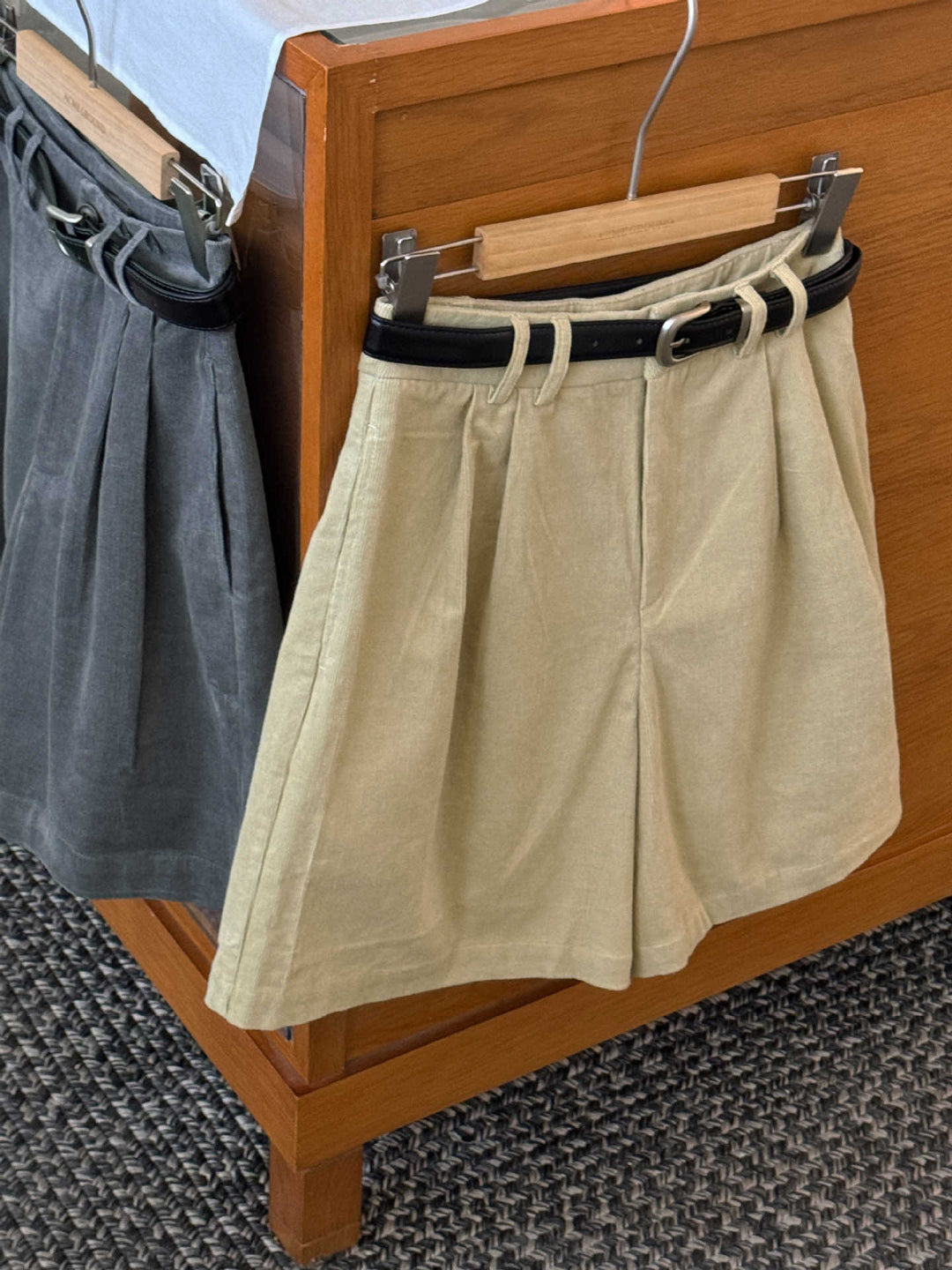 Dame løse shorts med elegant taljebælte og moderne plisser Stilla