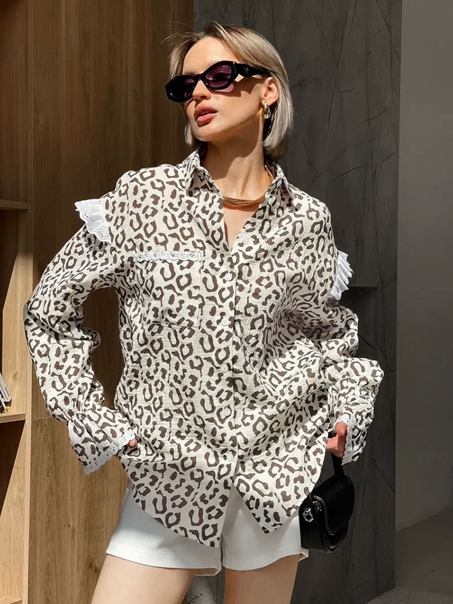 Dame langærmet skjorte med floralt leopardmønster og volangdetaljer Stilla