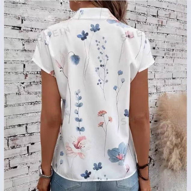 Damebluse med florale accenter og knapdetaljer Stilla