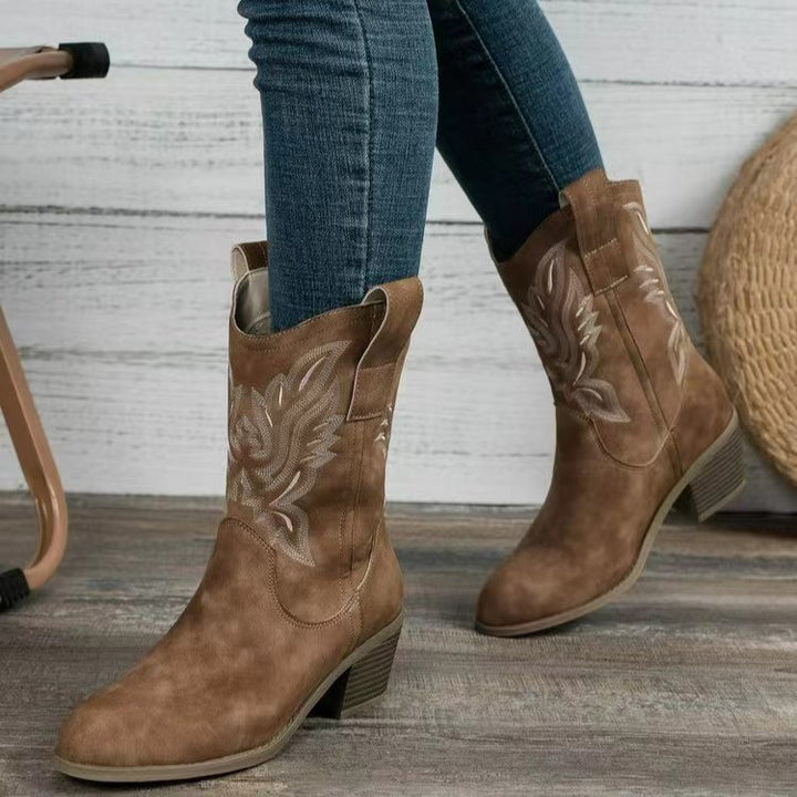 Dame cowboystøvler med kunstneriske broderier og komfortabel hæl Stilla