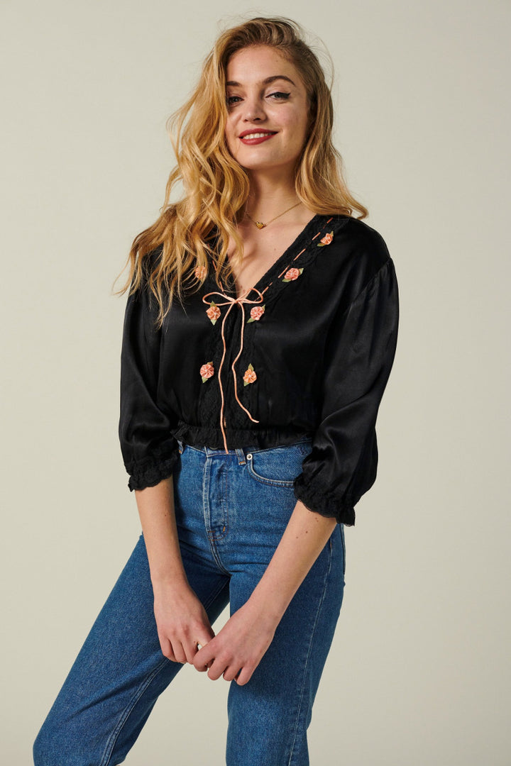 Dame elegant satinbluse med florale pynt Stilla